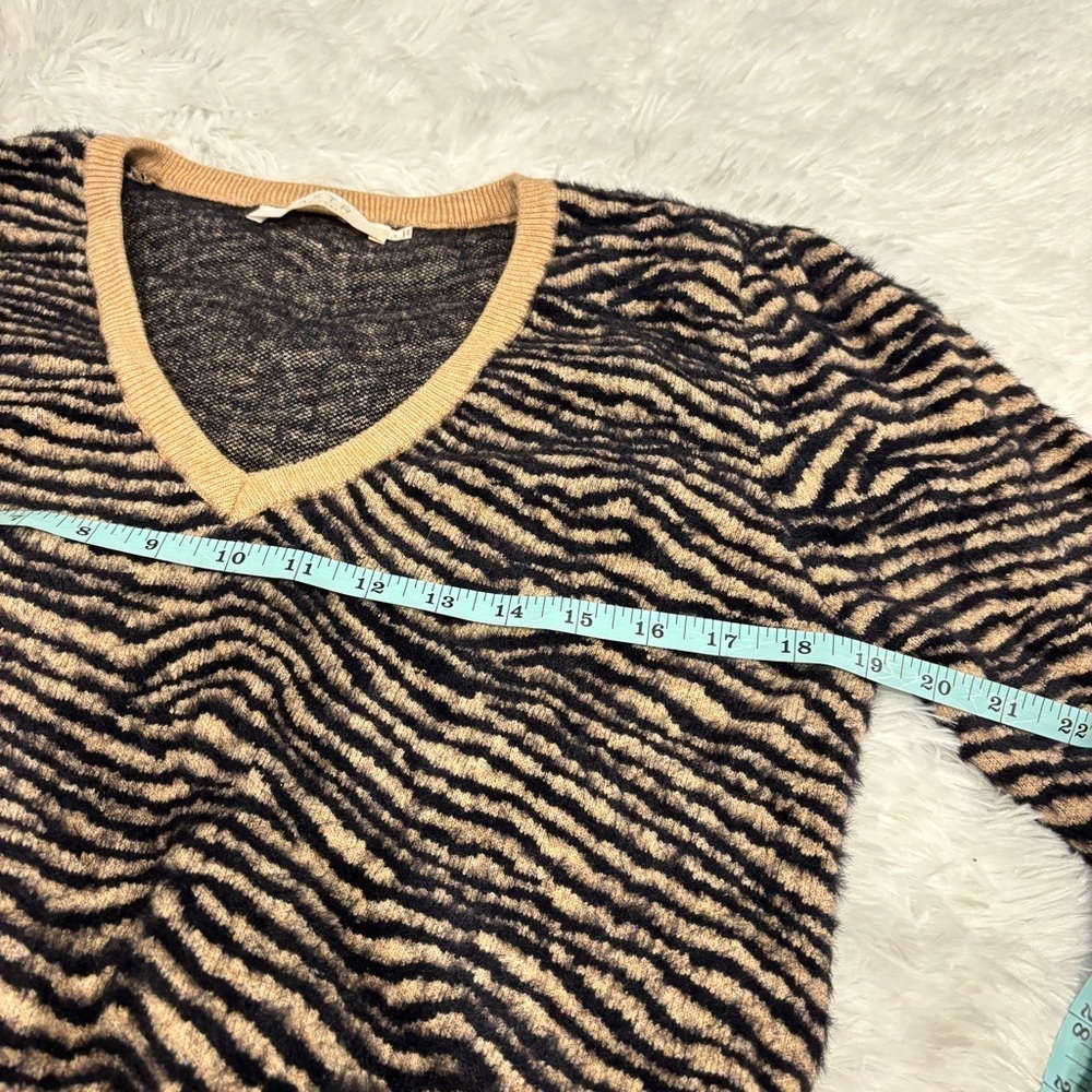 ASTR the Label Tiger Stripe V-Neck Sweater in Taupe Size Medium - Picture 5 of 9